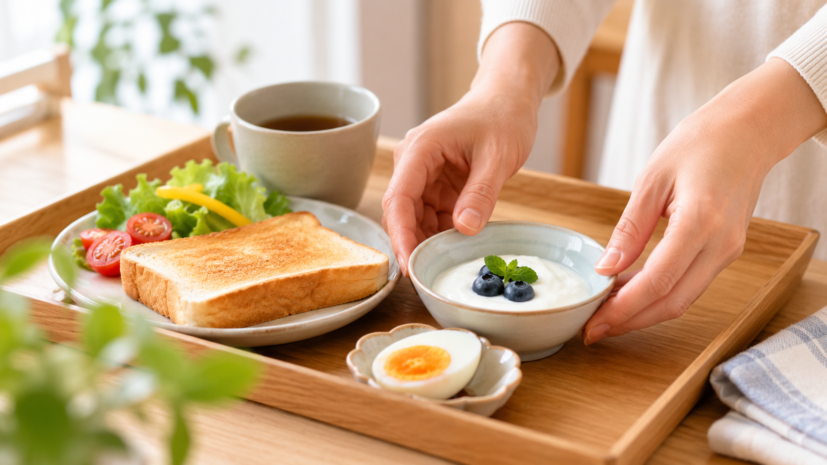 朝食のトレイにゆで卵と無糖ヨーグルトをひと品加える手元——今日の次の食事からできる「置き換え・プラス」のイメージ