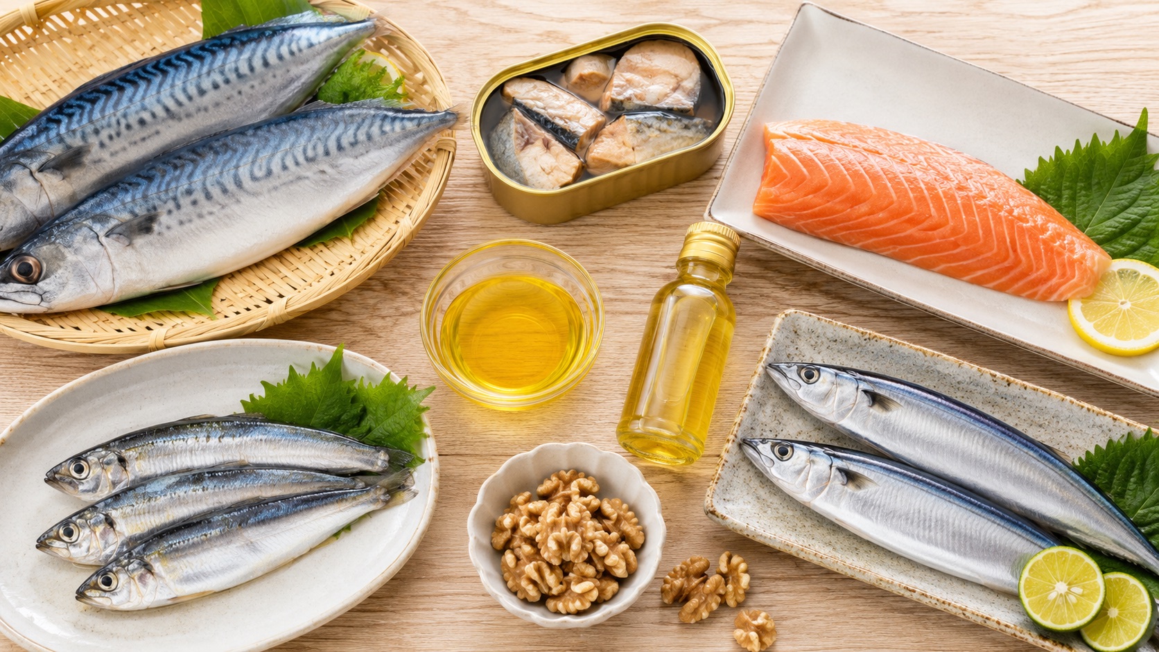 オメガ3を多く含む食品（さば・いわし・さんまなどの青魚、鮭、さば水煮缶、えごま油、くるみ）を木のテーブルに並べた俯瞰写真