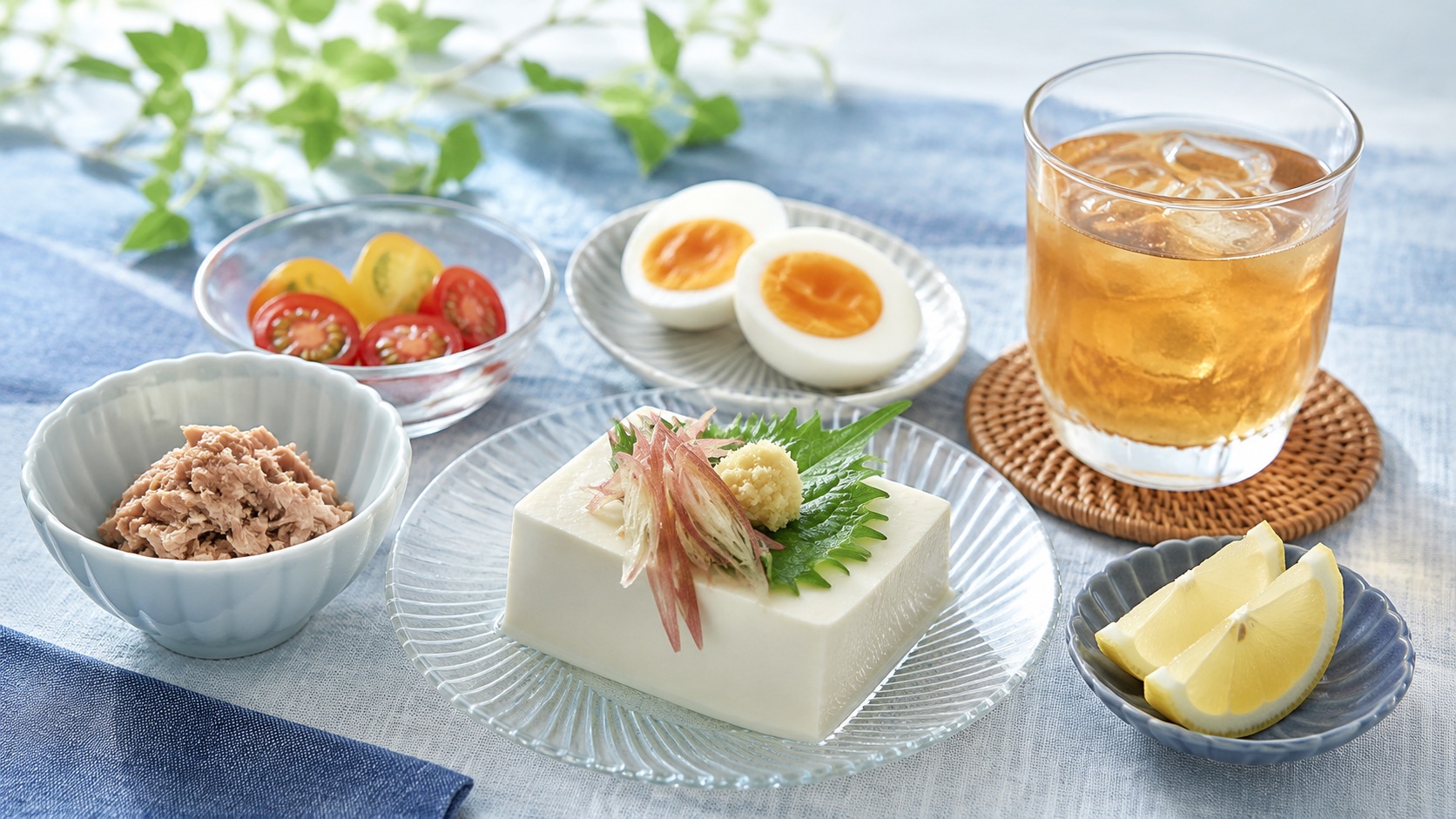 冷奴・ゆで卵・ツナ・冷たい麦茶など、夏に食べやすく栄養になる食材を並べた涼しげな食卓
