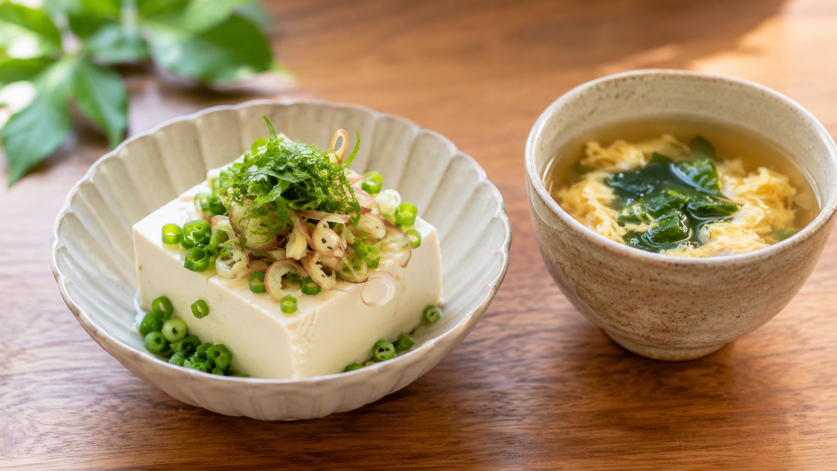 薬味をのせた冷奴と温かいスープ——冷たいものに偏らず栄養を一品足す夏の食事の工夫