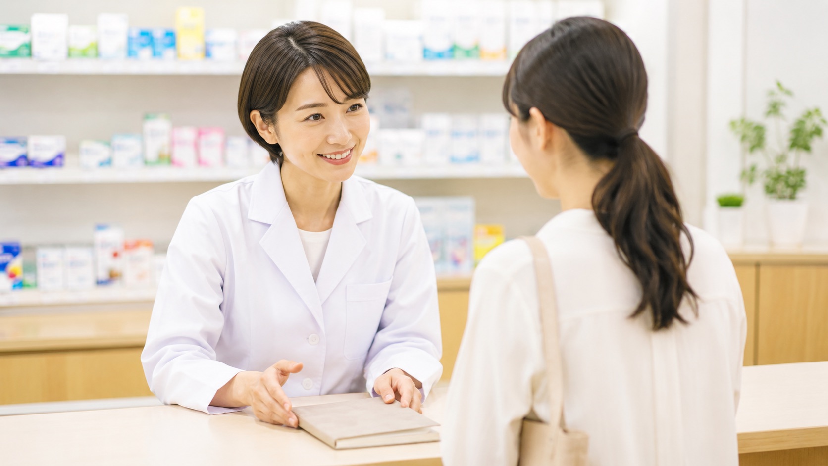 薬局のカウンターで、薬剤師に飲み合わせを相談する様子