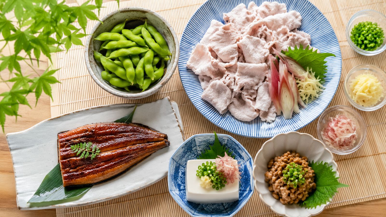 豚しゃぶ・枝豆・うなぎ・豆腐・納豆と薬味を並べた、ビタミンB1やたんぱく質を意識した夏の食卓の俯瞰写真