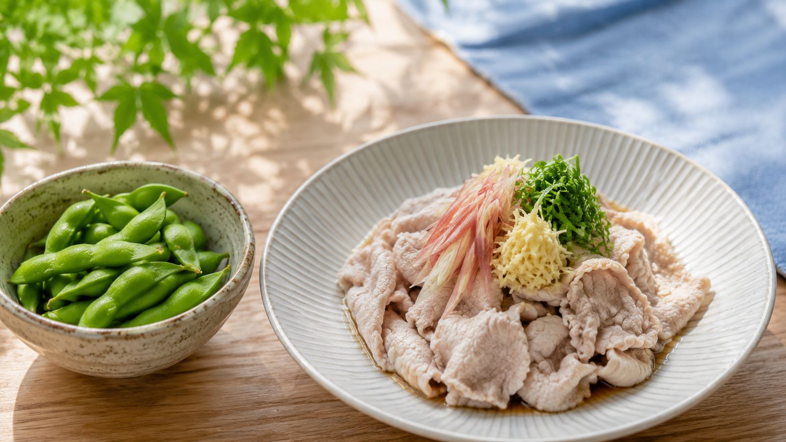 薬味をのせた冷しゃぶと枝豆の小鉢。夏の食事にビタミンB1・たんぱく質を一品足す工夫の一例